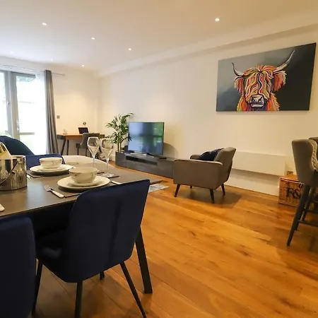 Stylish 2 Bedroom And Terrace Sleeps 4 Apartment *