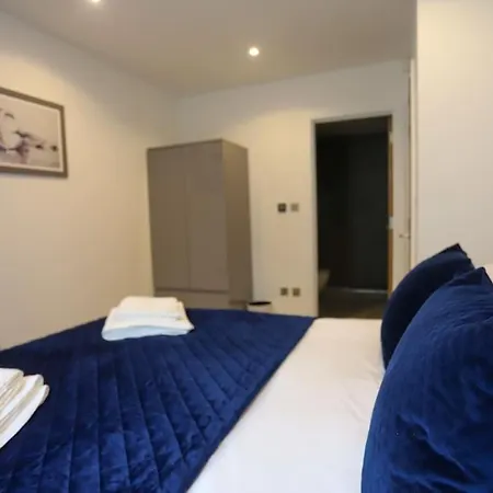 Stylish 2 Bedroom And Terrace Sleeps 4 Apartment