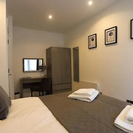Stylish 2 Bedroom And Terrace Sleeps 4 Apartment *