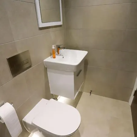 Daire Stylish 2 Bedroom And Terrace Sleeps 4 *