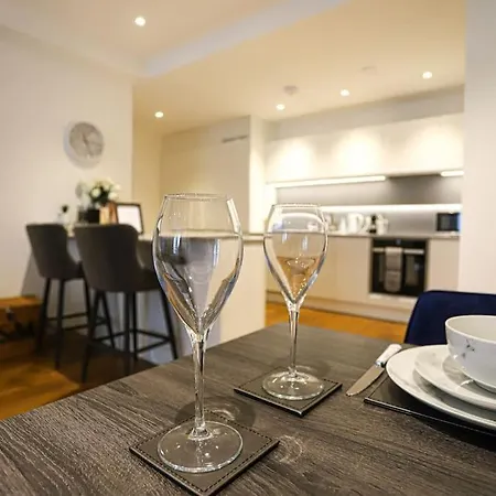 Stylish 2 Bedroom And Terrace Sleeps 4