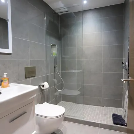 Stylish 2 Bedroom And Terrace Sleeps 4 * Harrogate