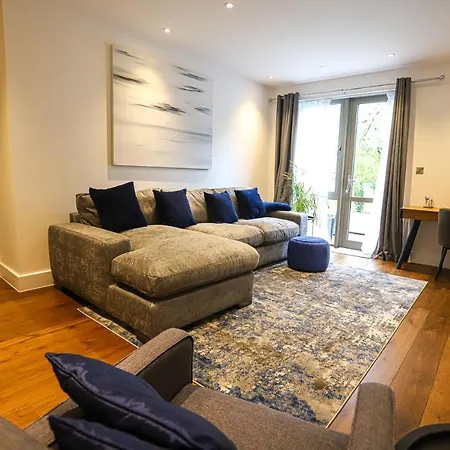 Stylish 2 Bedroom And Terrace Sleeps 4