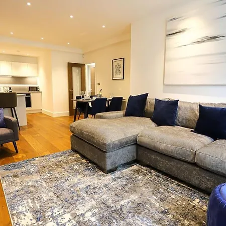 Stylish 2 Bedroom And Terrace Sleeps 4