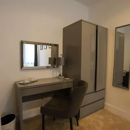 Stylish 2 Bedroom And Terrace Sleeps 4