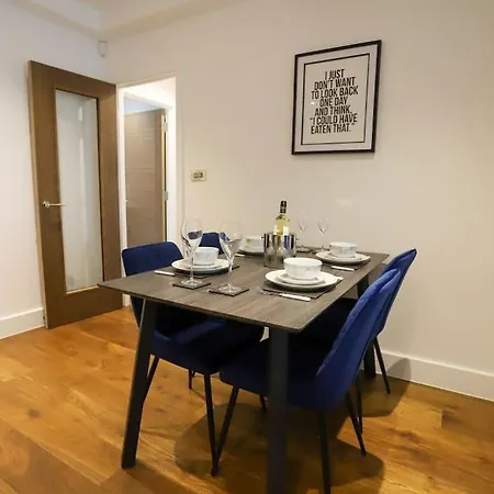 Stylish 2 Bedroom And Terrace Sleeps 4 דירה *