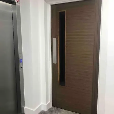 דירה Stylish 2 Bedroom And Terrace Sleeps 4 הרוגייט