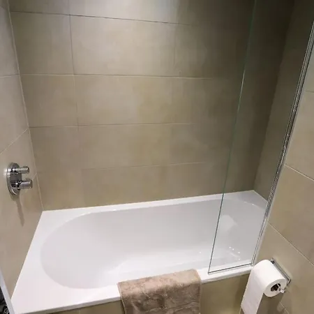 Stylish 2 Bedroom And Terrace Sleeps 4 דירה