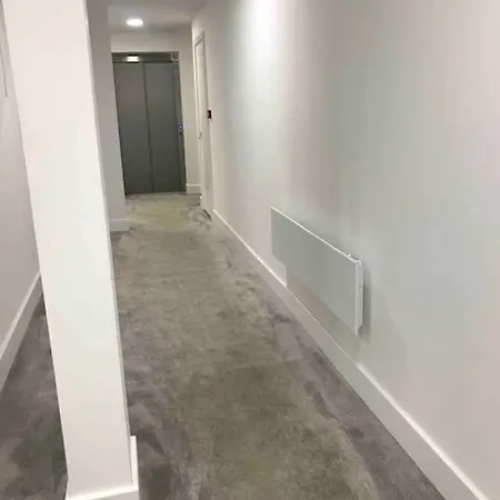 דירה Stylish 2 Bedroom And Terrace Sleeps 4 *